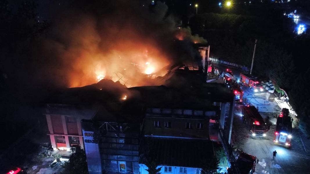 Sakarya’da kozmetik fabrikasında yangın 31